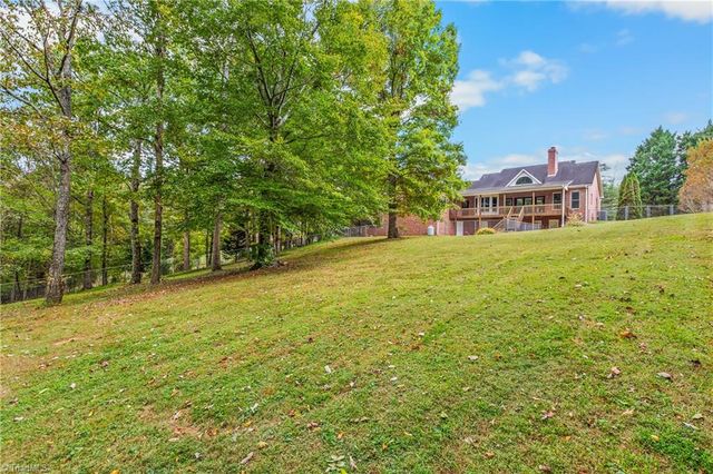 212 Knollcrest Drive, Pinnacle, NC 27043