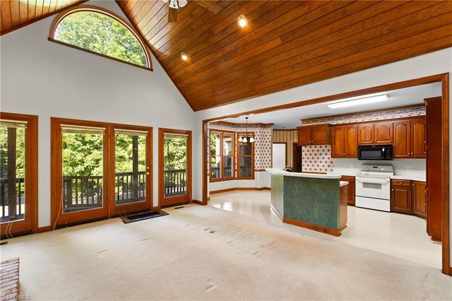 212 Knollcrest Drive, Pinnacle, NC 27043