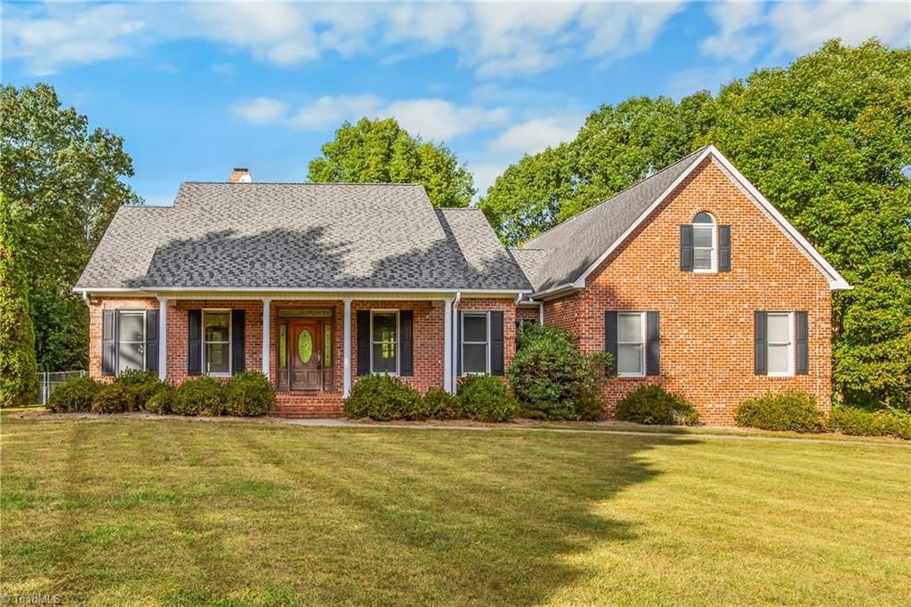212 Knollcrest Drive, Pinnacle, NC 27043