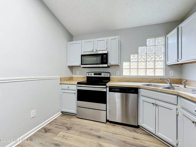 10721 MEADOWLEA Drive, Jacksonville, FL 32218