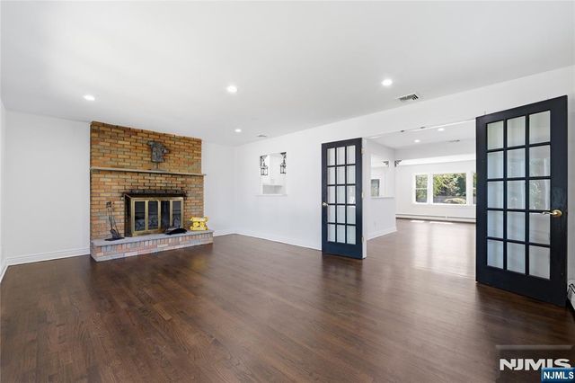 251 W Midland Avenue, Paramus, NJ 07652