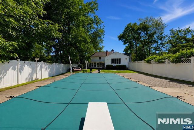 251 W Midland Avenue, Paramus, NJ 07652