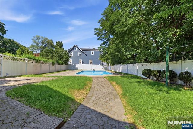 251 W Midland Avenue, Paramus, NJ 07652