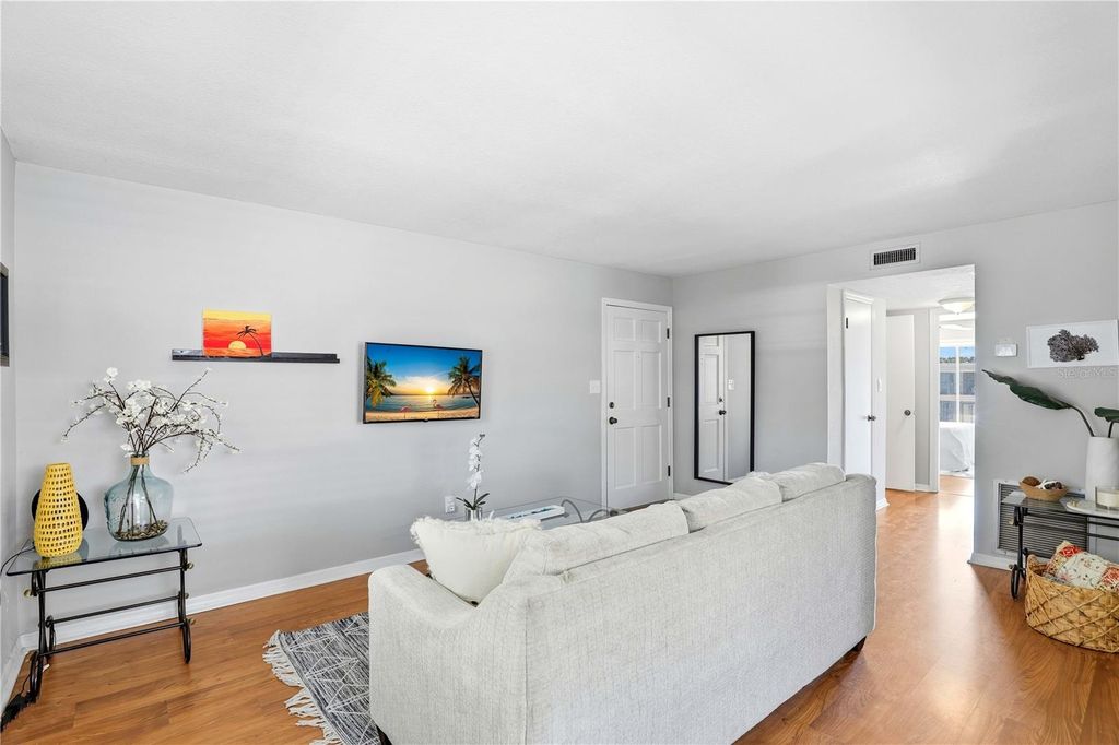 Image 8 of property listing at 1002 W PAR STREET 16, Orlando, FL 32804