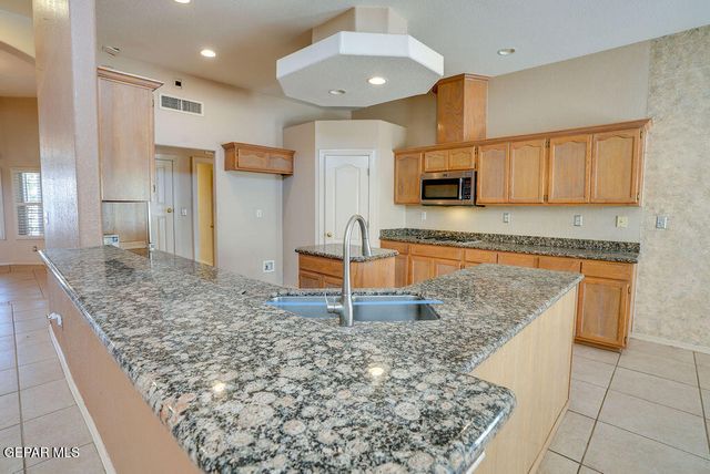 6724 DESERT CANYON Drive, El Paso, TX 79912