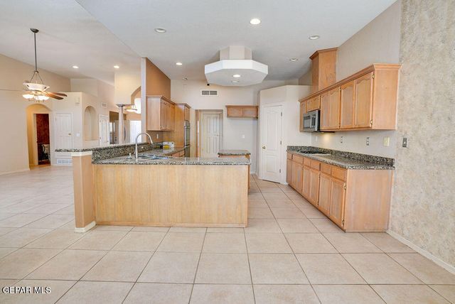 6724 DESERT CANYON Drive, El Paso, TX 79912