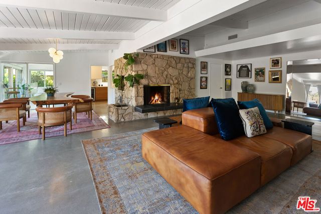 7211 Chelan Way, Los Angeles, CA 90068