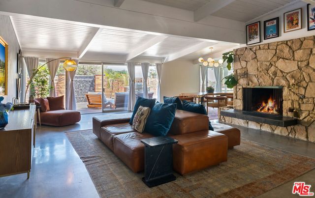 7211 Chelan Way, Los Angeles, CA 90068