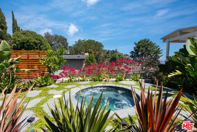 7211 Chelan Way, Los Angeles, CA 90068
