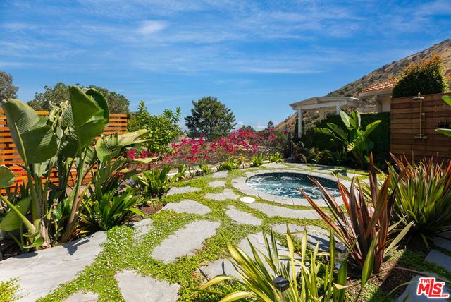 7211 Chelan Way, Los Angeles, CA 90068