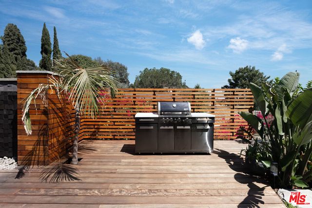 7211 Chelan Way, Los Angeles, CA 90068