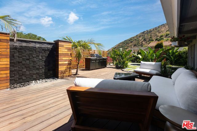 7211 Chelan Way, Los Angeles, CA 90068