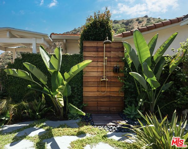 7211 Chelan Way, Los Angeles, CA 90068