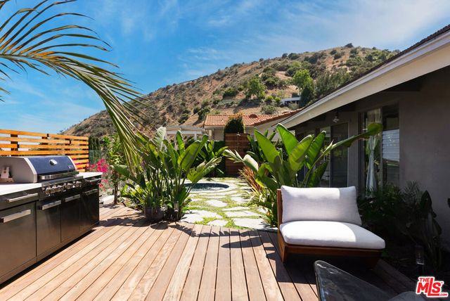 7211 Chelan Way, Los Angeles, CA 90068