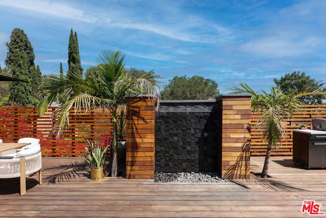 7211 Chelan Way, Los Angeles, CA 90068