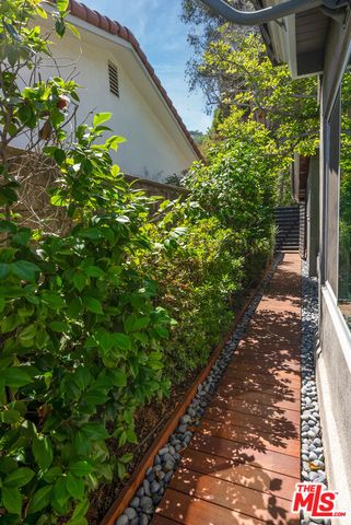 7211 Chelan Way, Los Angeles, CA 90068