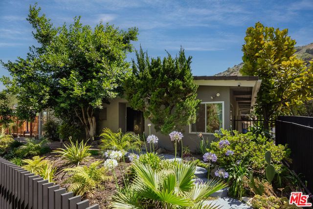 7211 Chelan Way, Los Angeles, CA 90068