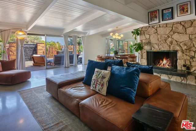 7211 Chelan Way, Los Angeles, CA 90068