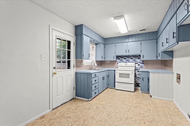 131 Elgin Avenue, Levelland, TX 79336