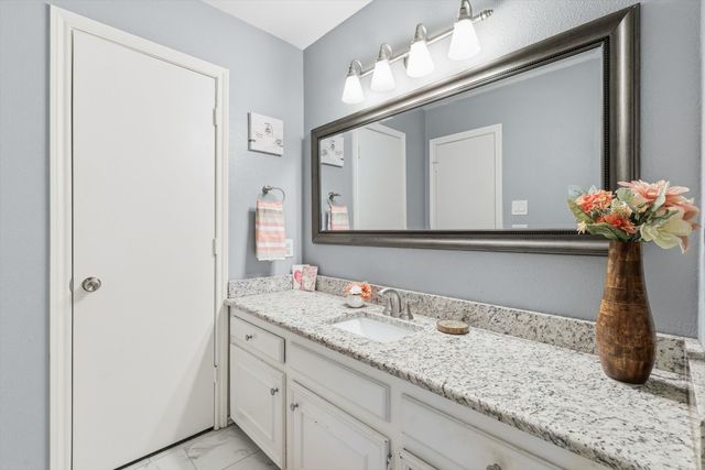 2206 Oak Forest Court, Arlington, TX 76012