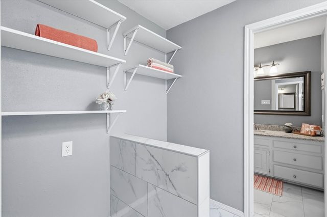 2206 Oak Forest Court, Arlington, TX 76012