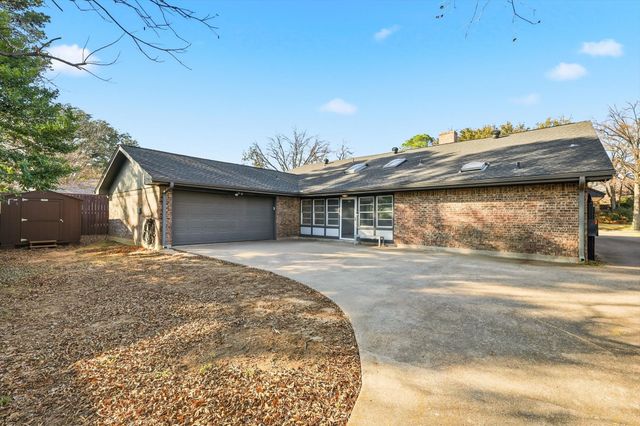 2206 Oak Forest Court, Arlington, TX 76012