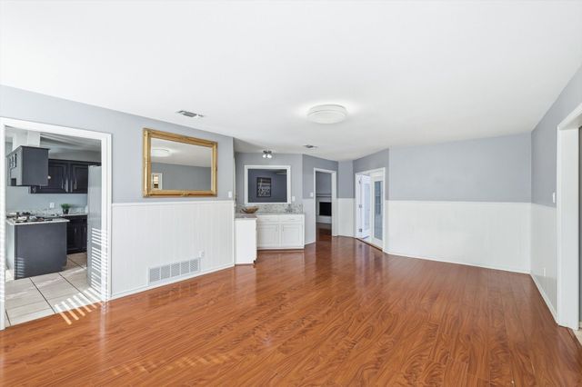 2206 Oak Forest Court, Arlington, TX 76012