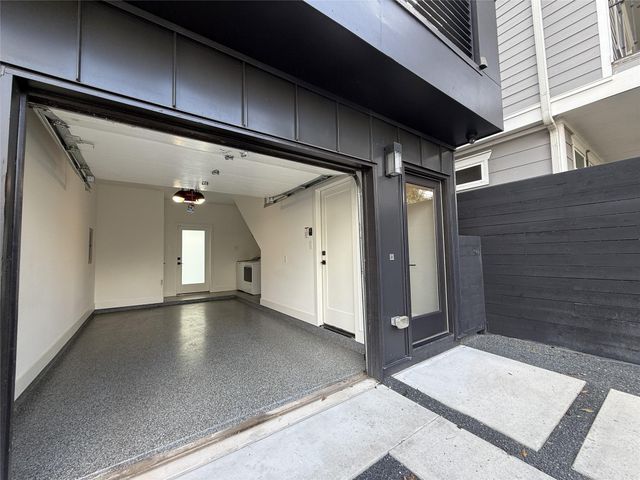 1015 E 27th Street B, Houston, TX 77009