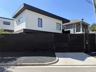 1015 E 27th Street B, Houston, TX 77009