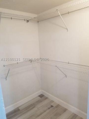 2990 NE 16th Ave 105, Oakland Park, FL 33334