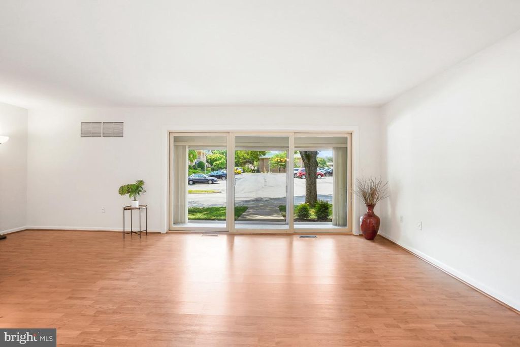 Image 18 of property listing at 3346 CHISWICK CT #58-1B, Silver Spring, MD 20906