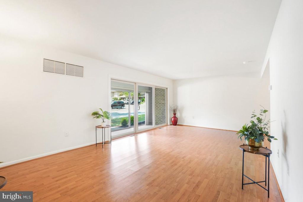 Image 19 of property listing at 3346 CHISWICK CT #58-1B, Silver Spring, MD 20906