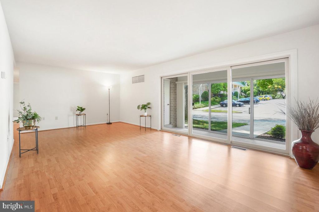 Image 2 of property listing at 3346 CHISWICK CT #58-1B, Silver Spring, MD 20906
