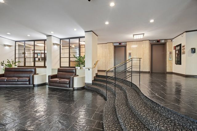 6833 N Kedzie Avenue 406, Chicago, IL 60645