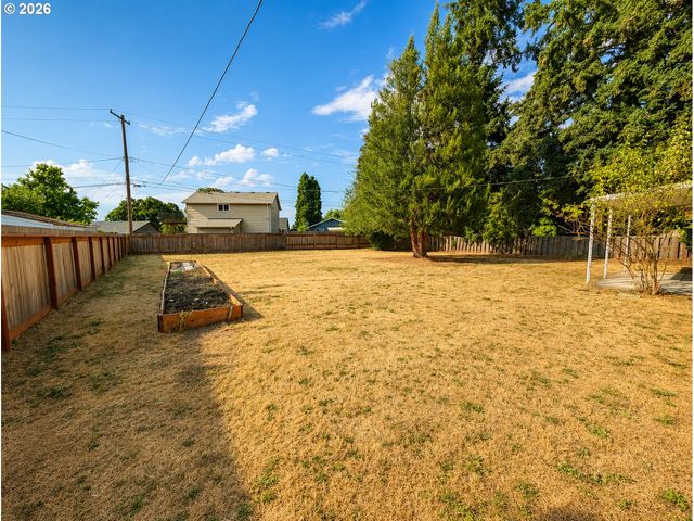 4475 CASCADE Dr, Eugene, OR 97402