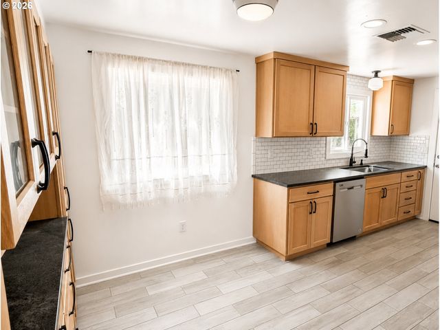 4475 CASCADE Dr, Eugene, OR 97402