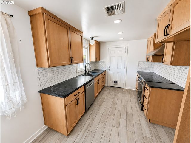 4475 CASCADE Dr, Eugene, OR 97402