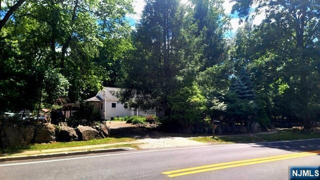 93 Old Tappan Road, Old Tappan, NJ 07675