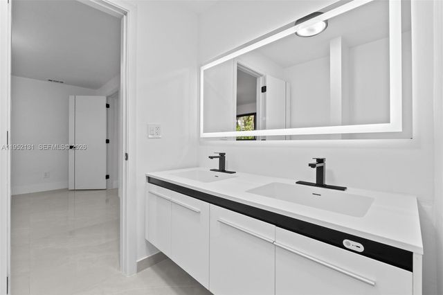 6950 W 10th Ave, Hialeah, FL 33014