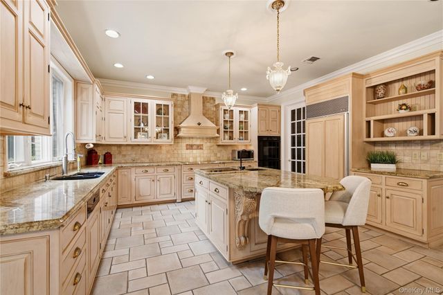 3 White Birch Road, Oyster Bay Cove, NY 11791