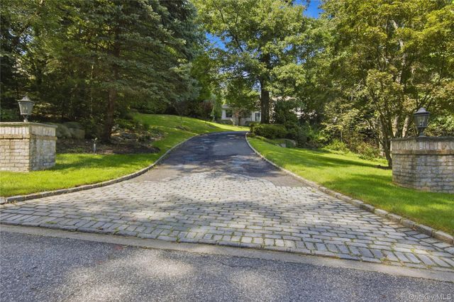 3 White Birch Road, Oyster Bay Cove, NY 11791