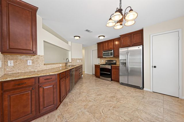 2215 Friarwood Trail, Kingwood, TX 77339