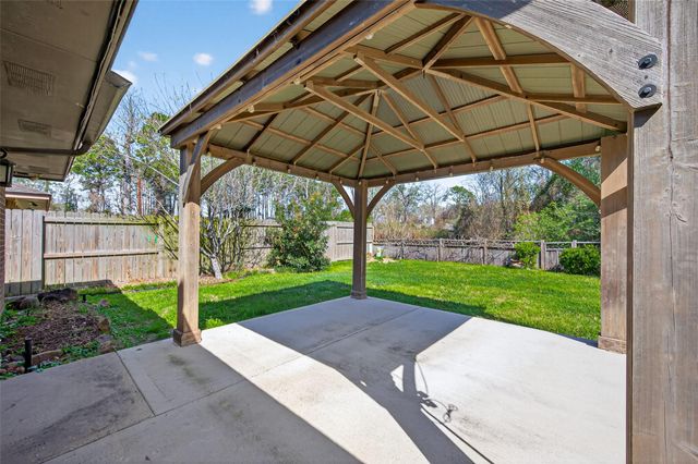 2215 Friarwood Trail, Kingwood, TX 77339