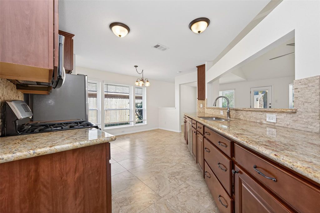 Image 10 of property listing at 2215 Friarwood Trail, Kingwood, TX 77339