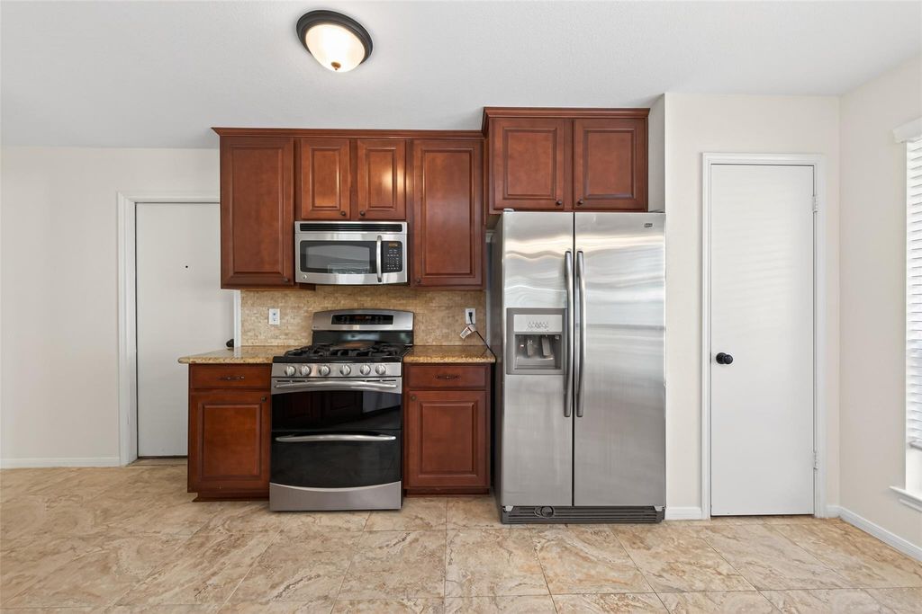 Image 12 of property listing at 2215 Friarwood Trail, Kingwood, TX 77339