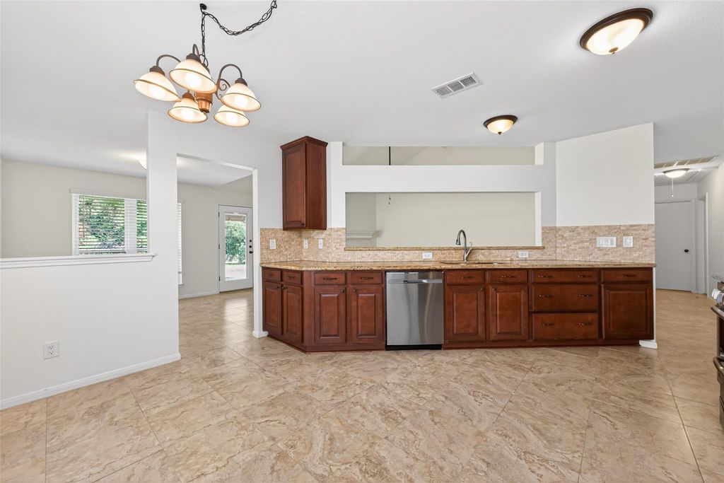 Image 14 of property listing at 2215 Friarwood Trail, Kingwood, TX 77339