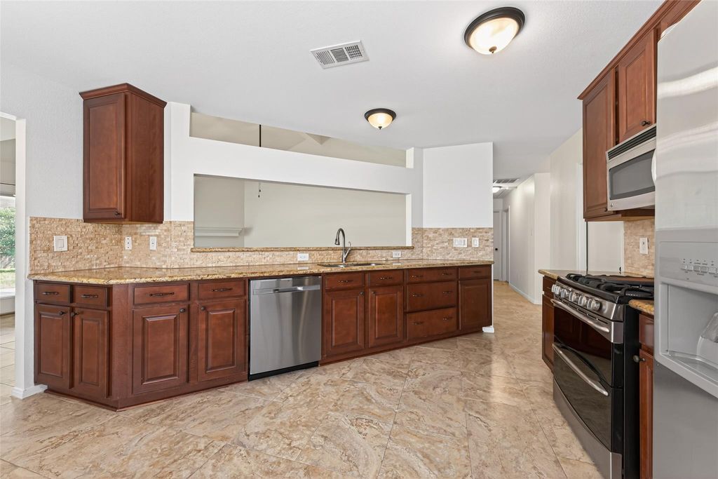 Image 15 of property listing at 2215 Friarwood Trail, Kingwood, TX 77339