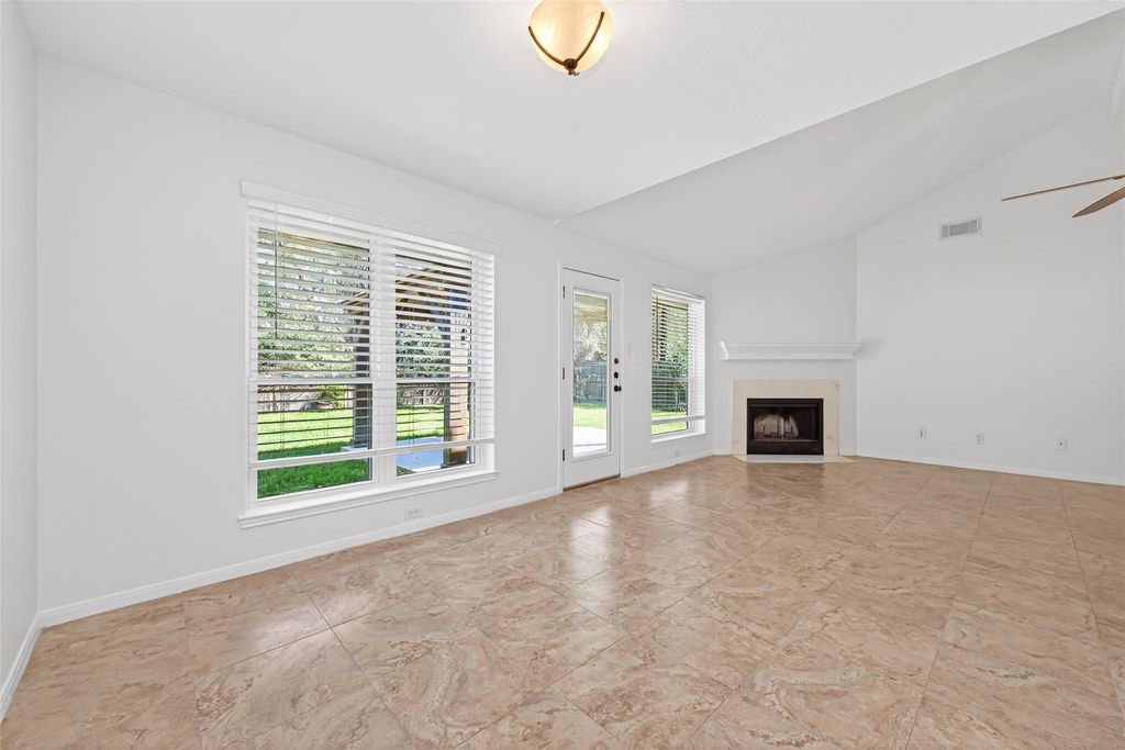 Image 16 of property listing at 2215 Friarwood Trail, Kingwood, TX 77339