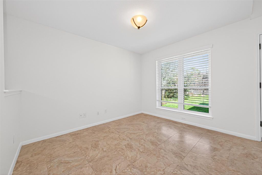 Image 18 of property listing at 2215 Friarwood Trail, Kingwood, TX 77339