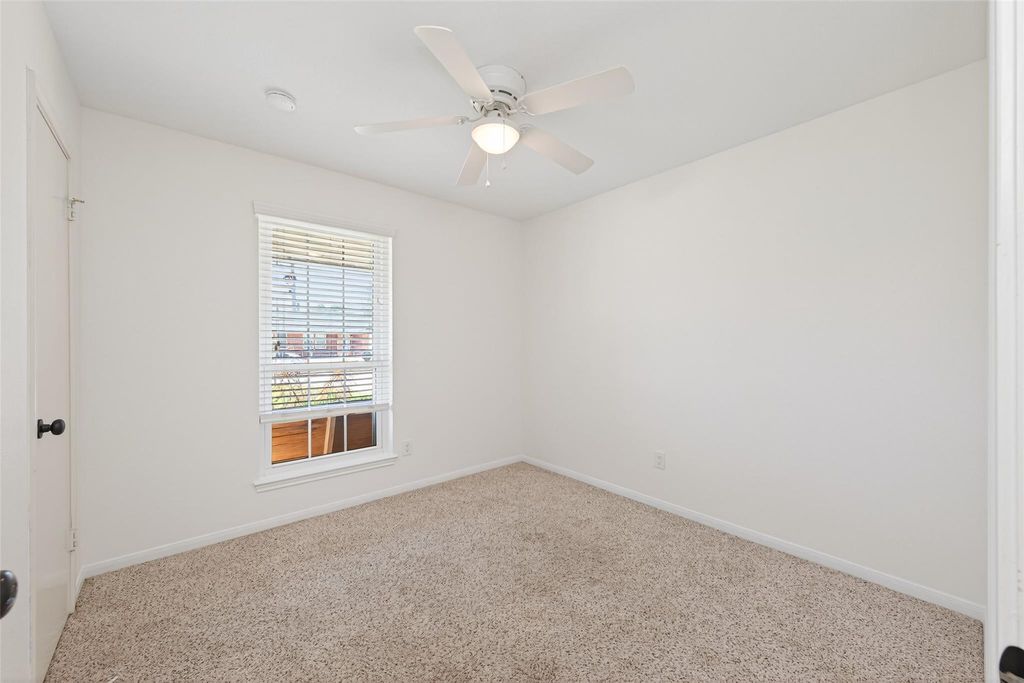 Image 25 of property listing at 2215 Friarwood Trail, Kingwood, TX 77339